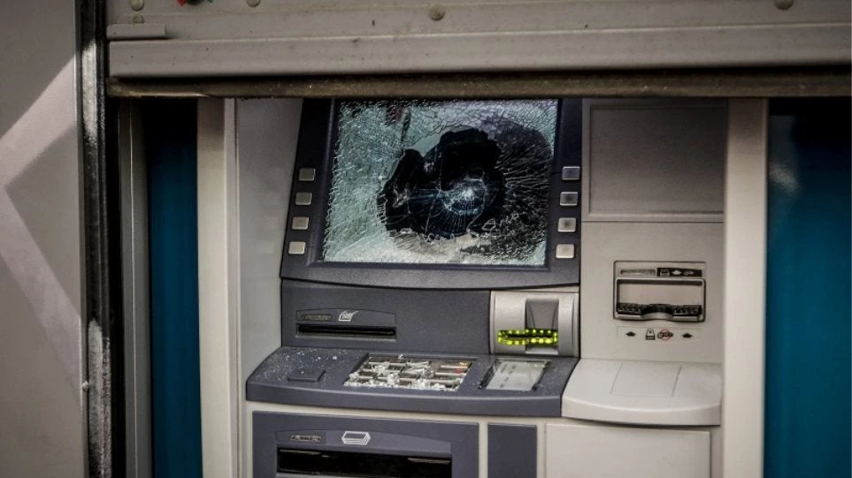 Εμπρησμοί σε τρία ΑΤΜ τα ξημερώματα στο Περιστέρι